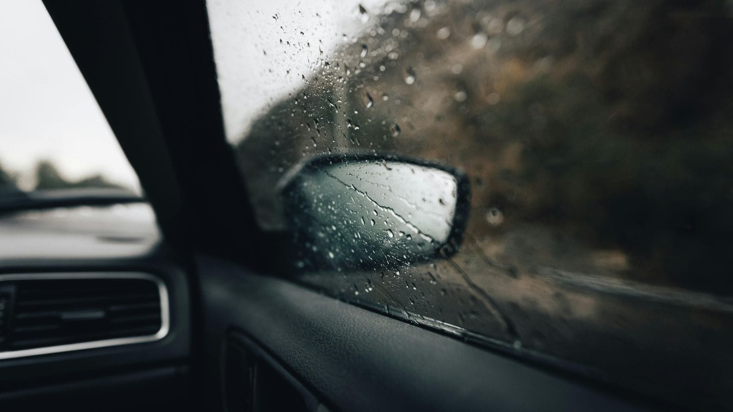 Revêtement en verre et traitements hydrofuges pour une conduite plus sûre