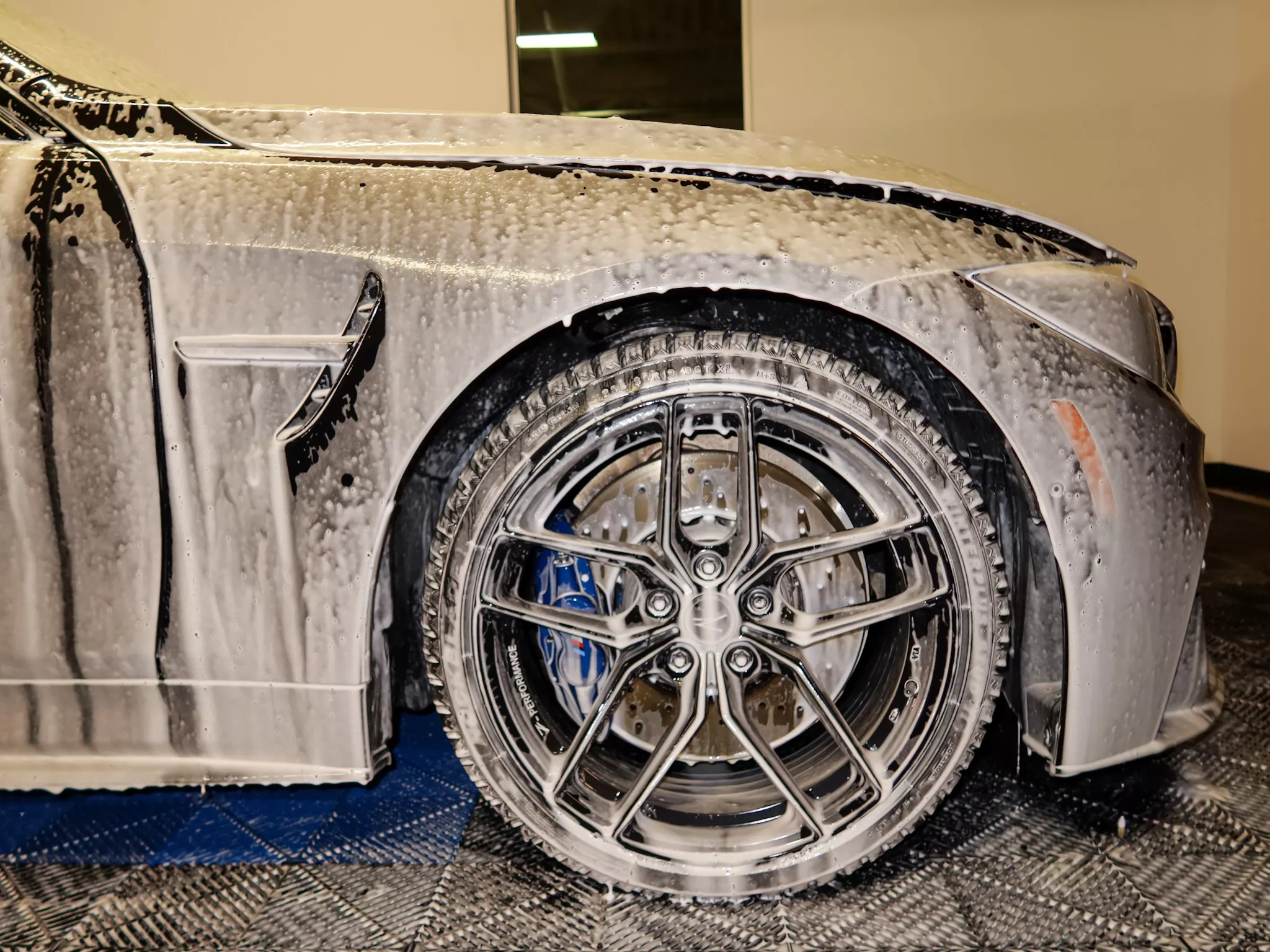 Prélavage à la mousse avant un lavage auto à la main au studio