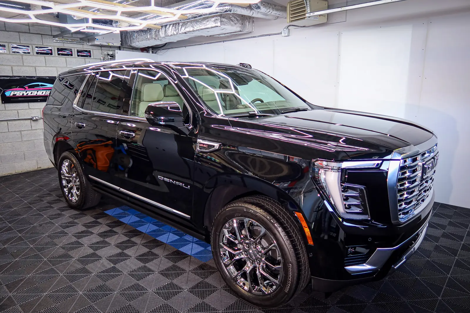 VUS GMC Denali noir après un polissage de brillance, au studio de Terrebonne
