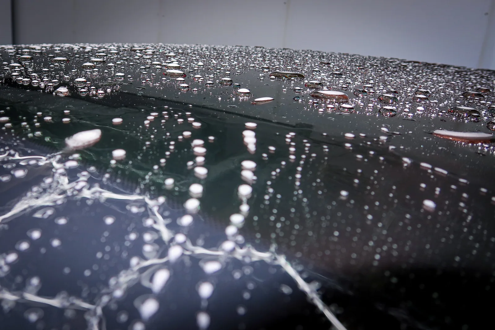 Gouttes d'eau qui perlent sur une peinture protégée par une protection céramique GYEON