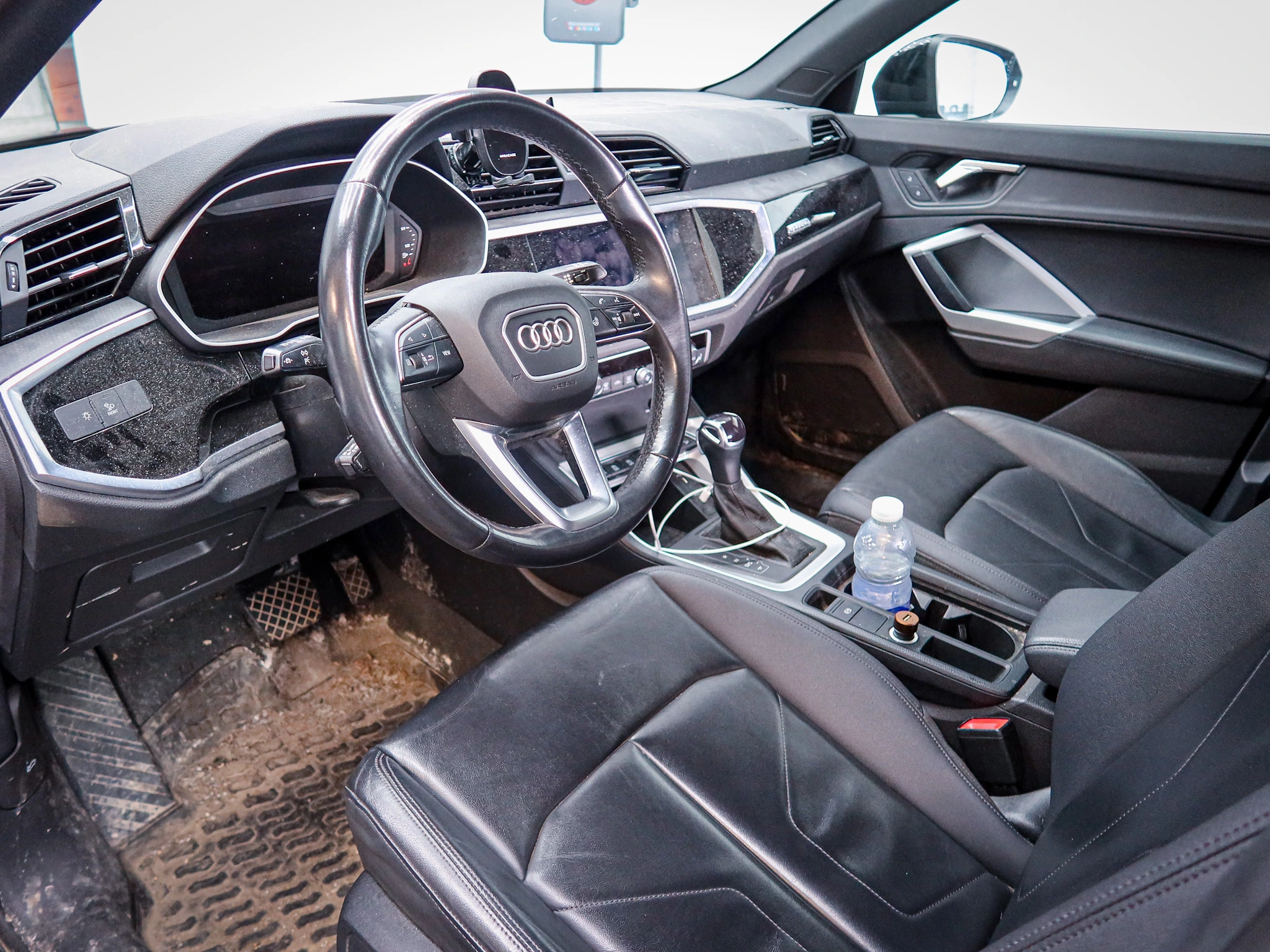 Intérieur d'auto négligé avant un nettoyage en profondeur au studio
