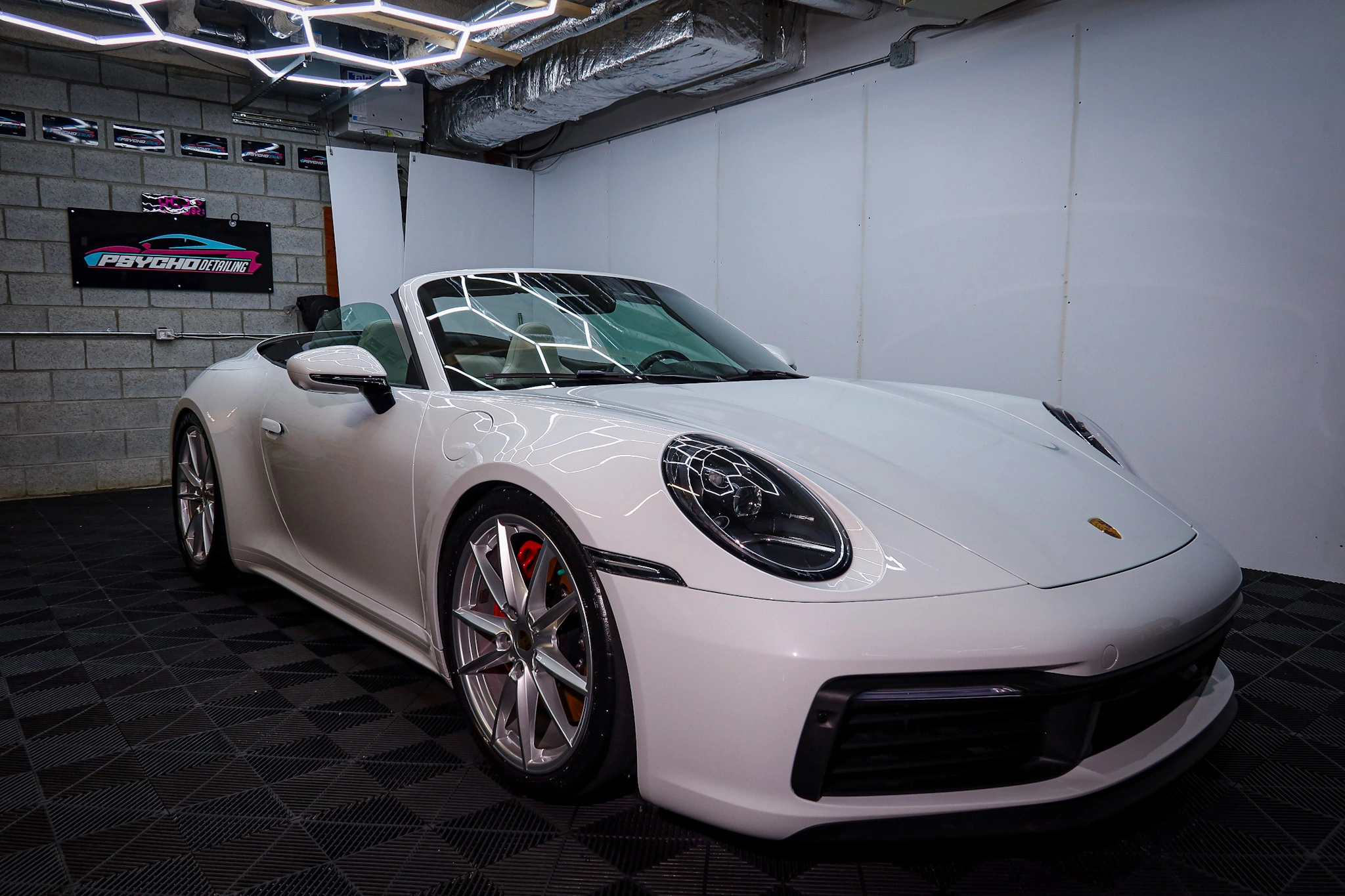 Auto neuve inspectée sous l'éclairage du studio avant sa protection céramique