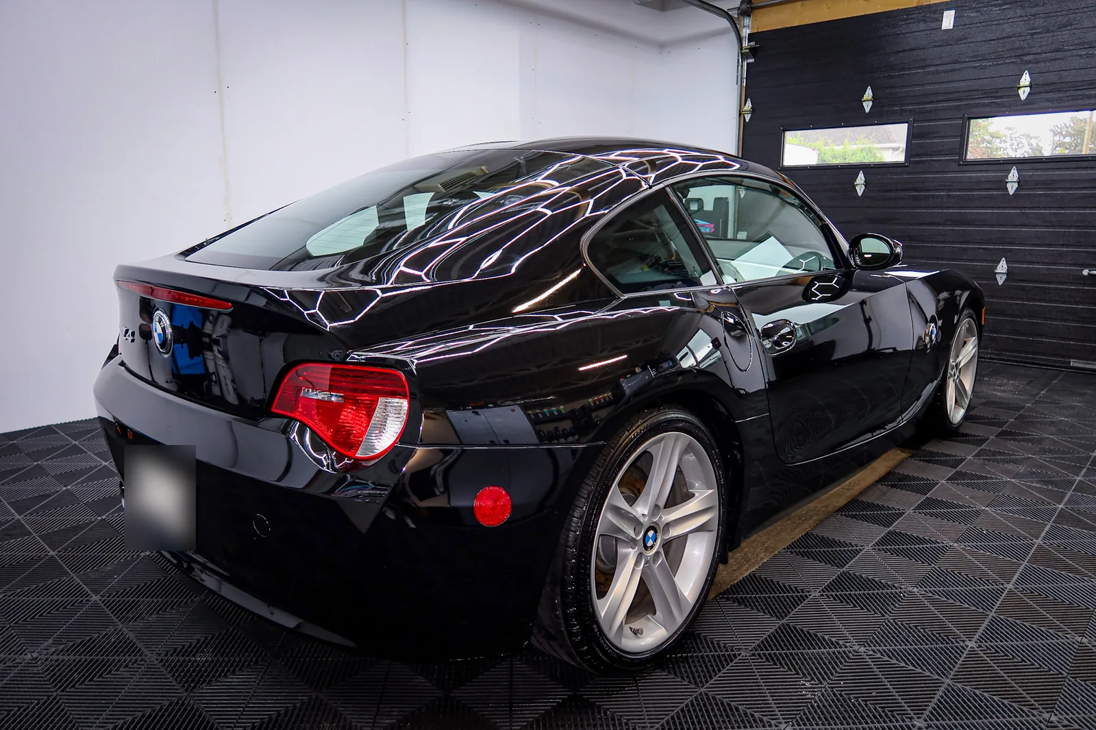 BMW Z4 coupé noire après une correction de peinture en 2 étapes, sous l'éclairage du studio à Terrebonne