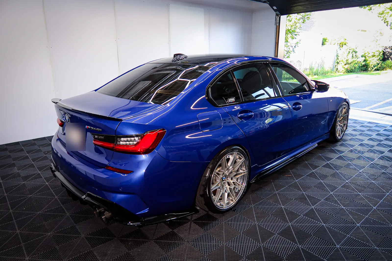 BMW M340i bleue après une correction de peinture en 2 étapes, au studio de Terrebonne